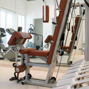Idee per una palestra multiuso moderna di medie dimensioni con pareti bianche, pavimento in gres porcellanato, pavimento bianco e soffitto a cassettoni