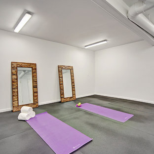 Mittelgroßer Mid-Century Yogaraum mit grauer Wandfarbe und schwarzem Boden in Seattle