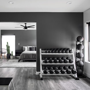 Moderner Fitnessraum mit schwarzer Wandfarbe, dunklem Holzboden und schwarzem Boden in Phoenix