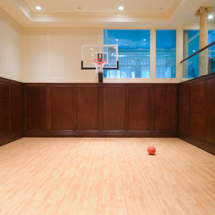 Idee per un campo sportivo coperto chic con pareti beige e parquet chiaro