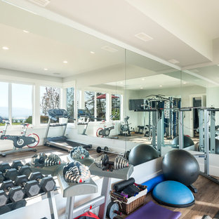 Ispirazione per una palestra in casa chic con pareti grigie, parquet scuro e pavimento marrone