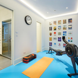 Foto di un piccolo studio yoga contemporaneo con pavimento blu
