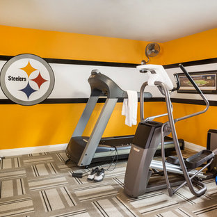Multifunktionaler, Mittelgroßer Klassischer Fitnessraum mit gelber Wandfarbe und Teppichboden in Las Vegas