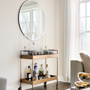 Esempio di una piccola palestra in casa chic con pareti beige, pavimento in legno massello medio e pavimento marrone