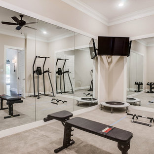Immagine di una grande palestra multiuso chic con pareti grigie, moquette e pavimento grigio