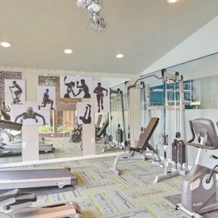 Esempio di una palestra multiuso moderna di medie dimensioni con pareti blu e moquette