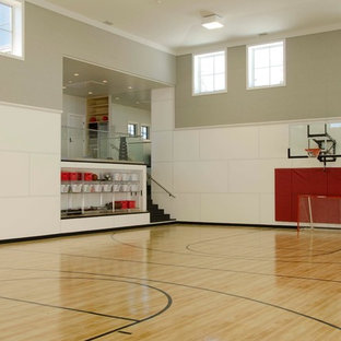 Idee per un grande campo sportivo coperto country con pareti bianche