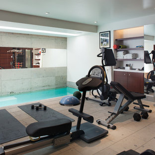 Multifunktionaler, Mittelgroßer Klassischer Fitnessraum mit weißer Wandfarbe und Kalkstein in San Diego