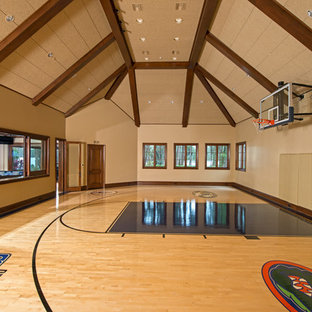Ispirazione per un ampio campo sportivo coperto classico con pareti beige, pavimento in legno massello medio e pavimento beige