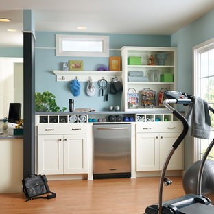 Multifunktionaler Klassischer Fitnessraum mit blauer Wandfarbe und hellem Holzboden in Washington, D.C.