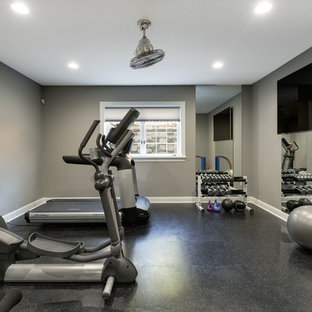 Esempio di una grande palestra multiuso classica con pareti grigie, pavimento in linoleum e pavimento nero