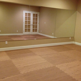 Immagine di uno studio yoga moderno di medie dimensioni con pareti beige