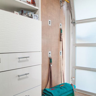 Idee per un piccolo studio yoga minimal con pareti marroni e pavimento in legno massello medio