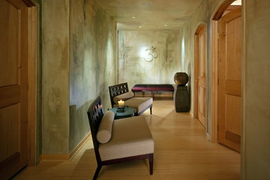 Imagen de estudio de yoga clásico renovado grande con paredes verdes, suelo de bambú y suelo marrón