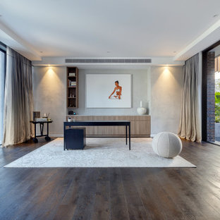 Esempio di un grande studio yoga minimal con pareti multicolore, parquet scuro e pavimento marrone