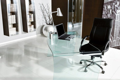 Foto de despacho contemporáneo de tamaño medio con paredes marrones y escritorio independiente