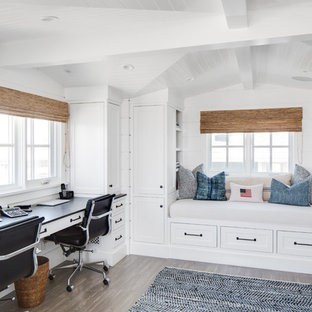 Maritimes Arbeitszimmer mit Arbeitsplatz, weißer Wandfarbe und Einbau-Schreibtisch in Orange County