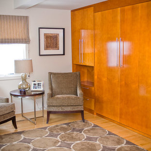 Aménagement d'un bureau contemporain de taille moyenne et de type studio avec un mur beige, un sol en bois clair, aucune cheminée et un bureau intégré.
