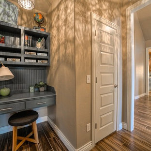Kleines Klassisches Arbeitszimmer mit beiger Wandfarbe und Vinylboden in Oklahoma City