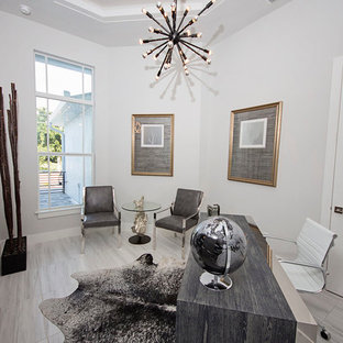 Mittelgroßes Modernes Arbeitszimmer mit Arbeitsplatz, grauer Wandfarbe, Marmorboden und freistehendem Schreibtisch in Miami