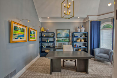 ルイビルにある低価格の広いトラディショナルスタイルのおしゃれな書斎 (青い壁、カーペット敷き、暖炉なし、自立型机、マルチカラーの床) の写真