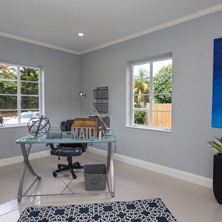 Idée de décoration pour un bureau design de taille moyenne avec un mur gris, un sol en linoléum, aucune cheminée et un bureau indépendant.
