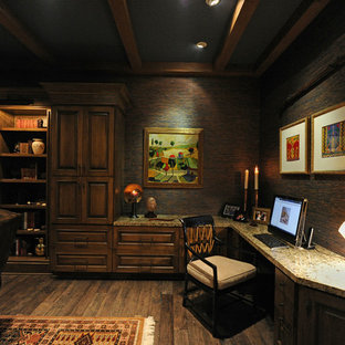 Mediterranes Arbeitszimmer mit dunklem Holzboden und Einbau-Schreibtisch in Houston