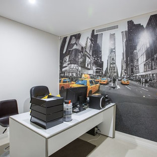 Immagine di un ufficio minimalista con pareti multicolore, pavimento con piastrelle in ceramica, scrivania autoportante e pavimento beige