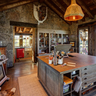 Diseño de estudio rústico, grande, sin chimenea, con suelo de madera oscura y escritorio independiente