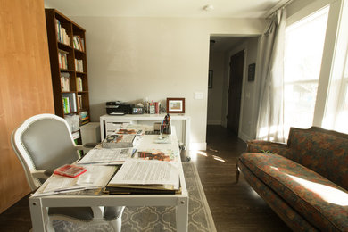 フェニックスにあるコンテンポラリースタイルのおしゃれなホームオフィス・書斎の写真
