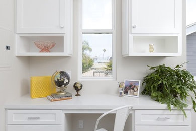 Imagen de despacho clásico renovado de tamaño medio sin chimenea con paredes beige, moqueta, escritorio empotrado y suelo beige