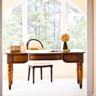 Kolonialstil Arbeitszimmer mit weißer Wandfarbe Ideen ...