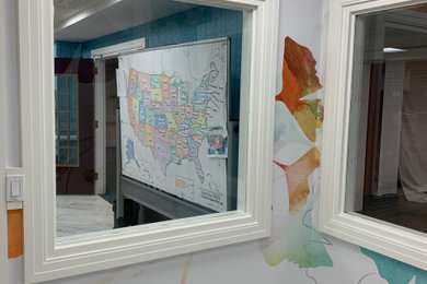 Modelo de estudio moderno de tamaño medio con paredes blancas, suelo de madera pintada, suelo blanco y papel pintado
