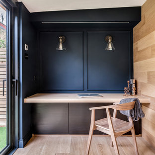 Idee per uno studio scandinavo con pareti nere, parquet chiaro e pavimento beige