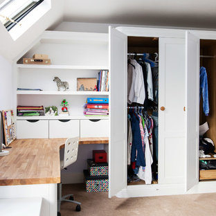 Mittelgroßes Modernes Arbeitszimmer mit Arbeitsplatz, Einbau-Schreibtisch, weißer Wandfarbe, Teppichboden, Kamin, gefliester Kaminumrandung und beigem Boden in Kent