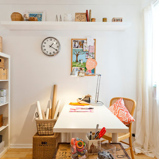 Ispirazione per una stanza da lavoro boho chic di medie dimensioni con pareti bianche, parquet chiaro e scrivania autoportante