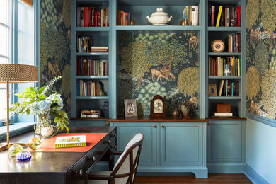 Diseño de despacho tradicional renovado pequeño sin chimenea con paredes azules, suelo de madera en tonos medios, escritorio independiente y suelo marrón