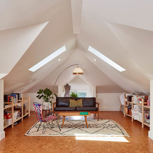 Cette image montre un bureau bohème avec un mur blanc, un sol en liège, un bureau indépendant et un sol marron.