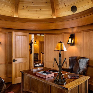 Inspiration pour un grand bureau chalet avec aucune cheminée et un bureau indépendant.