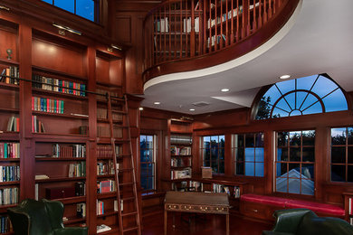 Diseño de despacho clásico con paredes marrones, suelo de madera en tonos medios y escritorio independiente