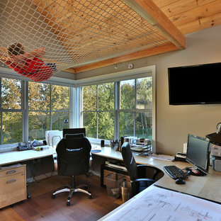 Klassisches Arbeitszimmer mit Studio, beiger Wandfarbe, braunem Holzboden, Einbau-Schreibtisch und braunem Boden in Portland Maine