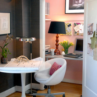 Exemple d'un bureau éclectique avec un mur rose.
