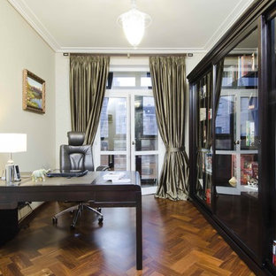Immagine di un grande studio boho chic con parquet scuro, scrivania autoportante, pareti verdi e pavimento marrone