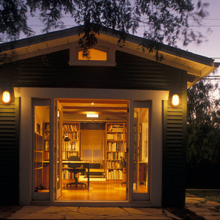 Mittelgroßes Uriges Arbeitszimmer ohne Kamin mit Studio, freistehendem Schreibtisch, weißer Wandfarbe und Linoleum in San Diego