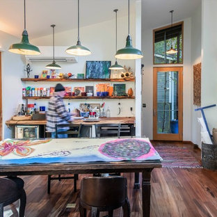 Esempio di un atelier bohémian con pareti bianche, parquet scuro, scrivania incassata e pavimento marrone