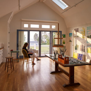 Maritimes Arbeitszimmer mit Studio, beiger Wandfarbe, braunem Holzboden und freistehendem Schreibtisch in Portland Maine
