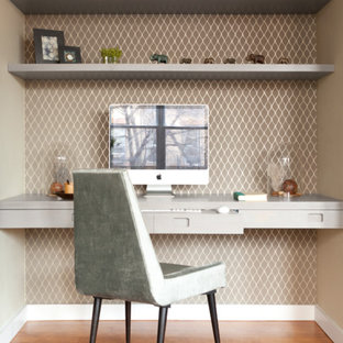 Immagine di uno studio design di medie dimensioni con scrivania incassata, parquet chiaro e nessun camino