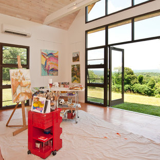 Inspiration för moderna hemmastudior, med vita väggar och plywoodgolv