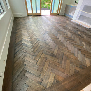 Mittelgroßes Landhausstil Lesezimmer mit weißer Wandfarbe, dunklem Holzboden, Kamin, Kaminumrandung aus Beton, braunem Boden und freigelegten Dachbalken in Atlanta