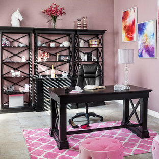 Idéer för att renovera ett stort vintage hemmastudio, med rosa väggar, klinkergolv i keramik och ett fristående skrivbord